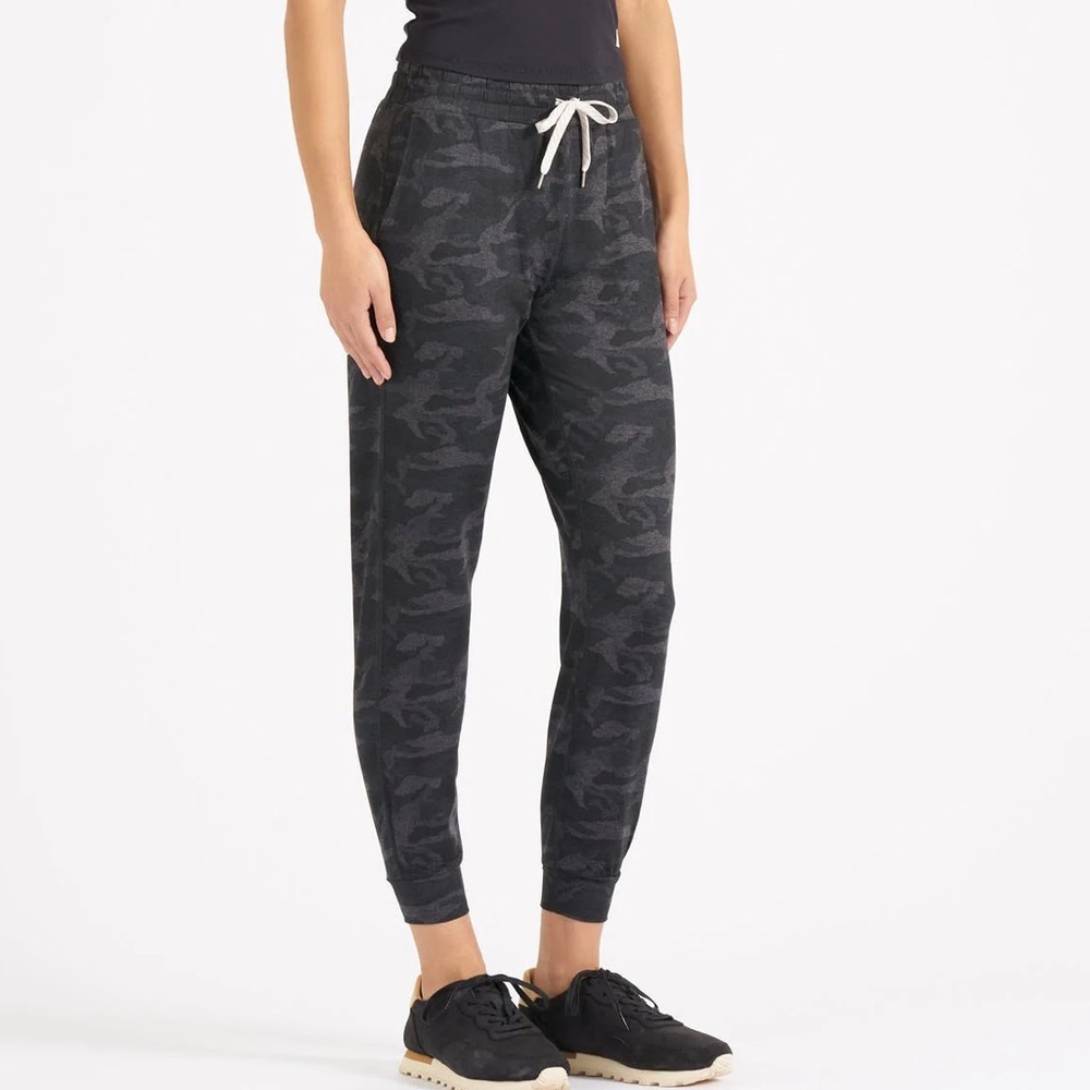 Vuori Halo Performance DreamKnit Joggers in Black Camo